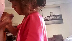 Primesc muie și labă dimineața devreme până ejaculez.