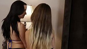 Lésbica morena seduce y lame coño caliente de mejor amiga