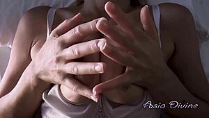 guarda il mio spettacolo erotico e masturbati sulle mie tette - asia divine