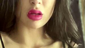 أستمني في غرفة صديقتي أثناء دشها