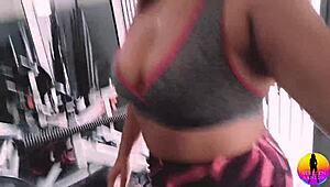 После тренировки брюнетка-модель дрочит большую жопу и пизду