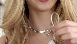 แม่เลี้ยง Lauren Phillips ช่วย Molly Little 18+ ดึงเครื่องสั่นติดหีออก มุม portrait