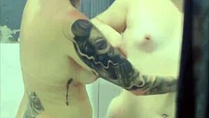 MINHA AMIGA ME CHAMOU PARA DAR BANHO NELA, APROVEITEMOS FUDEMOS GOSTOSO LESBICAS