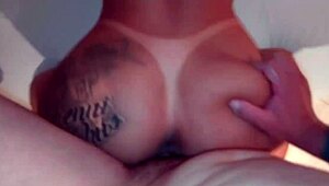 baixinha da bunda grande gosta de levar tapinhas