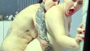 MINHA AMIGA ME CHAMOU PARA DAR BANHO NELA, APROVEITEMOS FUDEMOS GOSTOSO LESBICAS