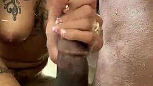 Strawberry Lulu and Druffbandit perform blowjob in the tub!