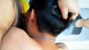 Amigos tarados experimentam boquete e acabam fodendo duro