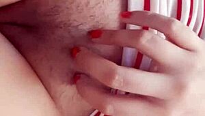 v parodii Hornycraft dostane holka zlatý bikin od týmu zlatý bikin