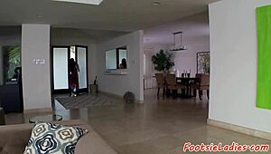 Chica asiática follada a lo perrito con fetiche pies 😍