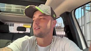 novinho cliente sucks me in the trailer car