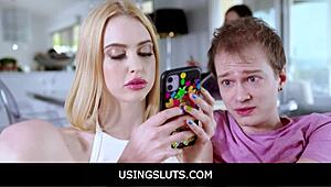 Üvey kardeş üvey kız kardeşinin vücudunu arzuları için kullanıyor