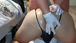 Une salope offre son cul a une femme dominante.