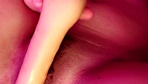 i love masturbaing this good pussy till she cums