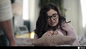 Уау! Мускулестият доведен татко замразява доведената дъщеря за епичен оргазъм