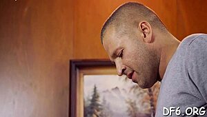 Hitto, tämä isoäijä deflooraa tyttöystävänsä tiukan neitsytpillun! 😲