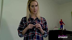 cadence luxx convinces her step sister to suck cock 😈