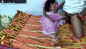 desihotcouple deli indijsko vročo ženo v close-up domačem doggy stilu tolčenju