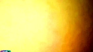 Hermosa mujer gime delicioso pero en silencio para que no la escuchen los de la habitacion de a lado