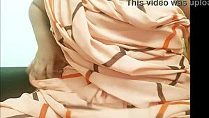 Andhra Aunty Reveals Boobs in Traditional Saree