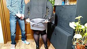 Soacra l-a prins masturbându-se și l-a făcut să ejaculeze!