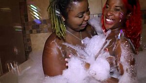 Hd Hot Shower Pussy Licking Scene with Poizon Ivy and Cassidy Cash