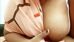 Andhra Aunty Reveals Boobs in Traditional Saree