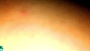 Hermosa mujer gime delicioso pero en silencio para que no la escuchen los de la habitacion de a lado