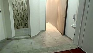 Paying Motel with Jacuzzi for Hermanastra to Splash Cum on Face