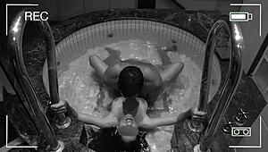 Infiel esposa captada en jacuzzi del hotel con amante.