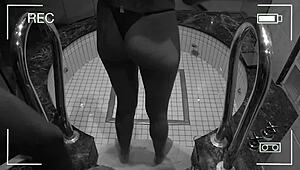 Infiel esposa captada en jacuzzi del hotel con amante.