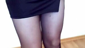 Tranny dalam pantyhose tunjuk kaki hebat dan pancut orgasme sengit