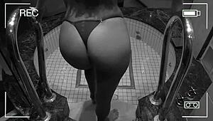 Infiel esposa captada en jacuzzi del hotel con amante.