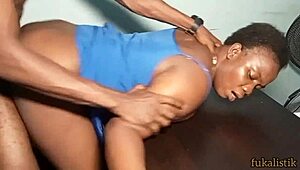 Bibi Rabaotu pemimpin paduan suara dibor keras di meja kantor Pastor Jerry