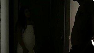 La hermanastra quería que su hermanastro la acompañe y terminó follandola con ese monster cock 😈