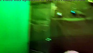 Voy a iniciar un interesante juego hijastro primero voy a bailar en la cama y luego dejate llevar por el momento su pene esta erecto y me va a penetrar delicioso porno real casero