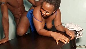 Bibi Rabaotu pemimpin paduan suara dibor keras di meja kantor Pastor Jerry