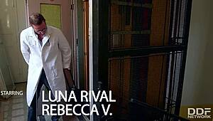 طالبات لونا ريفال و ريبيكا فولبيتي تغوص في ثلاثية مجنونة مع أفعال شرجية شديدة.