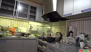 アマチュアリョウカ・シノダがアクションで熱いホームポルノ