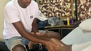 Swing House in Rio: Massaging the Couple with Intimate Touches