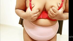 ¿quieres ver a esta sexy de tetas enormes?