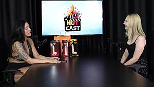 Vivian Lola toteuttaa villin fetissin punaisella läpinäkyvällä alusvaate-aktiin