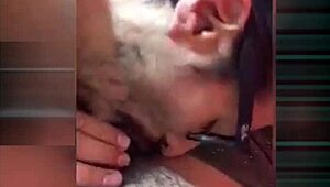 Un beso blanco captures gay intimacy in detailed scene