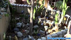 Ebenholde Maklerin doggystyle gefickt bei Besichtigung