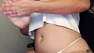 Lucyplay Echandose Cremita En Todo Su Cuerpo Y Tatuajes Deliciosos Mientras Habla Contigo