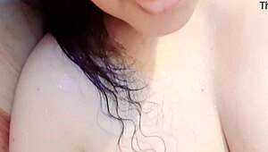 Que Rica Colombiana - Hijastra Culona Tetona Y Con Gran Coño Se Masturba En El Baño Y Luego Se Sigue Tocando En El Cuarto De Su Casa Real Casero Amateur