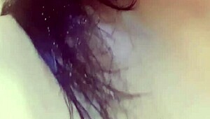 Que Rica Colombiana - Hijastra Culona Tetona Y Con Gran Coño Se Masturba En El Baño Y Luego Se Sigue Tocando En El Cuarto De Su Casa Real Casero Amateur