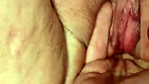 finger fuckin a bbw milf in public, her fat ass shakin