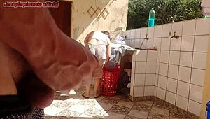 възбудих се гледайки сочната путка на завареницата в шорти 😍