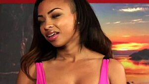 Hey, tengok mistress ebony CFNM ini ejek jiran tak berdaya dengan gembira