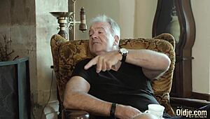 Tahle sexy 19letá teenagerka nechá dědu prásknout její kundičku a spolknout po